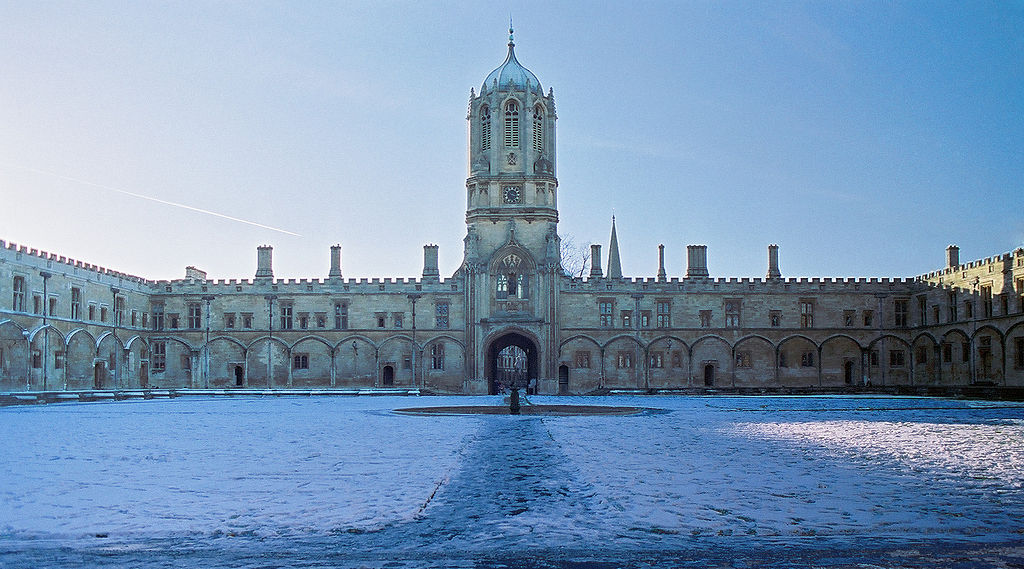 1024px-Tom_Quad,_Christ_Church_2004-01-21